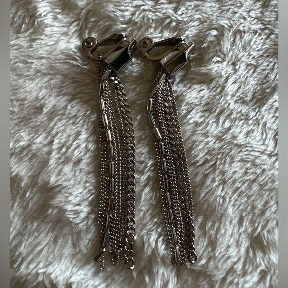 VINCE CAMUTO Silver-Tone Mixed Chain Tassel Clip-On Drop Earrings - Picture 4 of 6